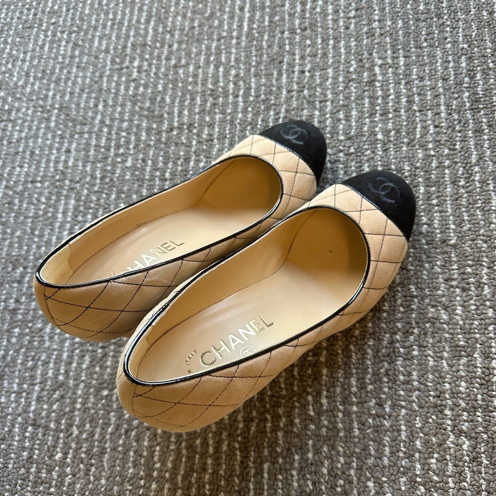 Chanel captoe quilted pump